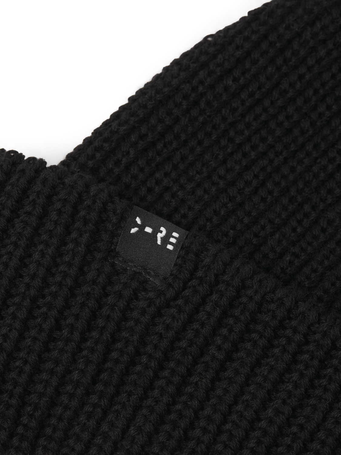 TECH SHORT BEANIE - BLACK